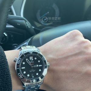 The new Omega Seamaster 300 in fluoroelastomer rubber is here!⚡️⚡️ Compared to standard rubber, it offers superior tactile quality and enhanced suppleness on the wrist. Paired with polished ceramic for a modern aesthetic, its lightweight design awakens vibrant moments.